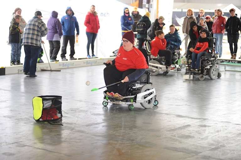 Der Love Ride ist Kult: Die Zuschauer am Streckenrand richten sich gemütlich ein