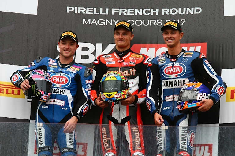 In Magy-Cours musste sich Alex Lowes nur Chaz Davies (mi.) geschlagen geben. Michael vd Mark komplettierte das Podium (re.)
