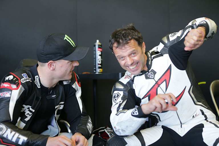 Fachgespräche in der Speed-Up-Box: Sam Lowes horcht den Schilderungen von Loris Capirossi (re.)