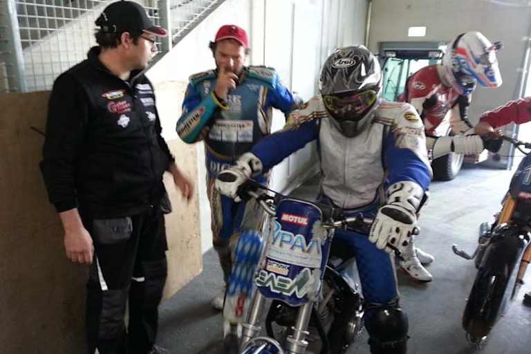 Mechaniker Manfred Knappe und Vater Günther stehen hinter Luca Bauer