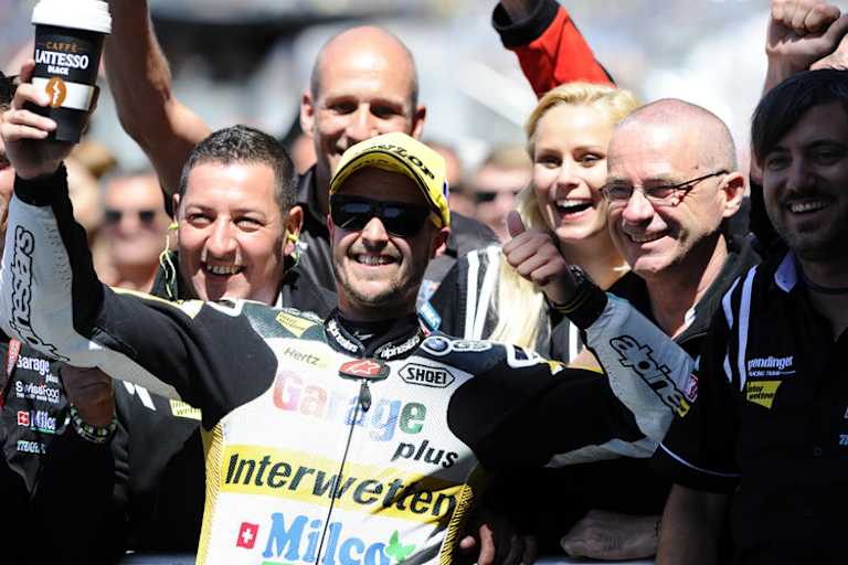 Nach dem Sieg: Tom Lüthi lässt sich feiern, rechts Crew-Chief Alfred Willecke