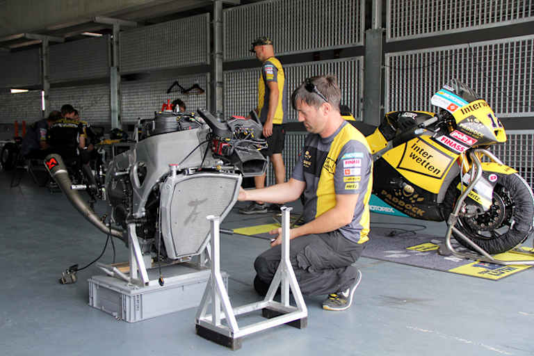 Die Lüthi-Box in Aragón: Die 2012-Maschine wird startklar gemacht