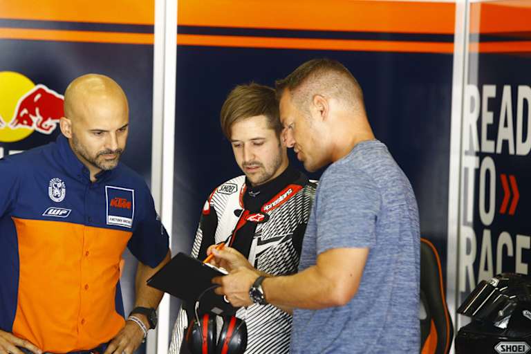 Tom Lüthi in der KTM-Box