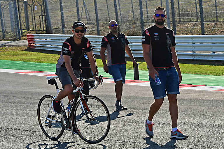 Tom Lüthi und seine Crew in Misano