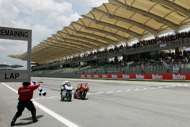 125-ccm-Klasse 2005: Tom Lüthi setzte sich gegen Mika Kallio durch (hier Malayisa-GP)