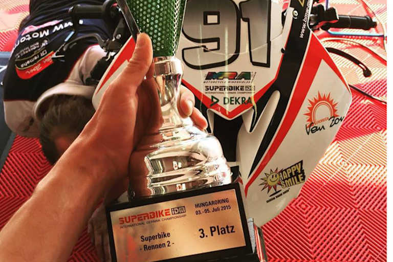 Mackels mit dem ersten Superbike Pokal