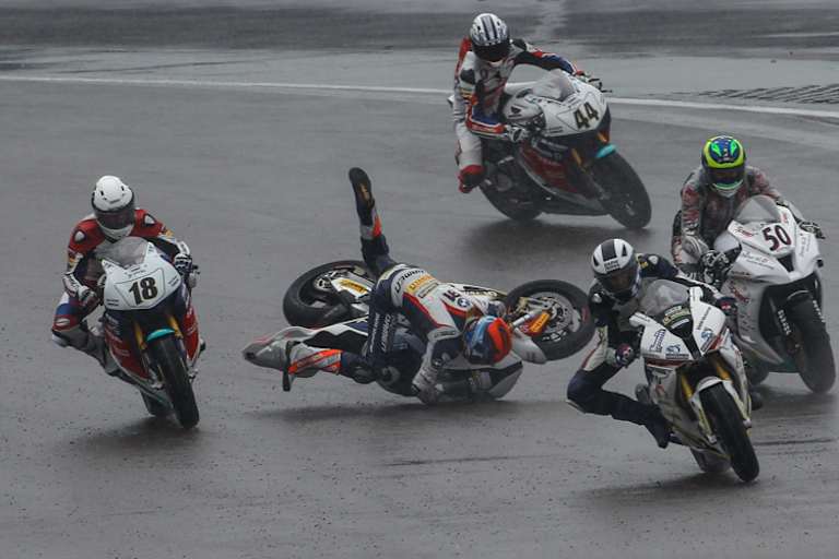 Bastien Mackels scheitert an der ersten Kurve