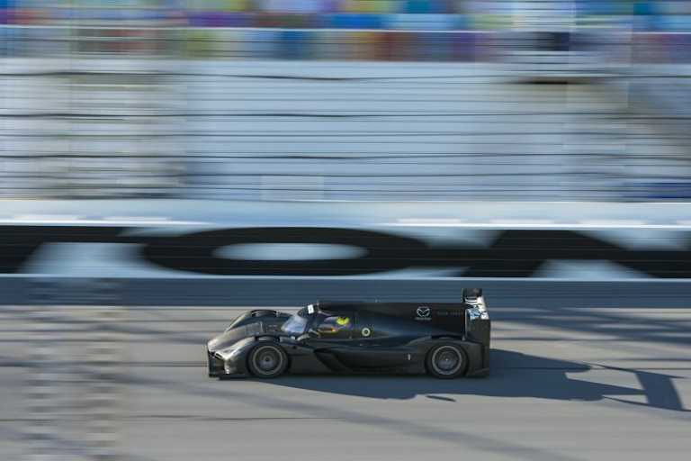 Der Mazda DPi im Banking von Daytona