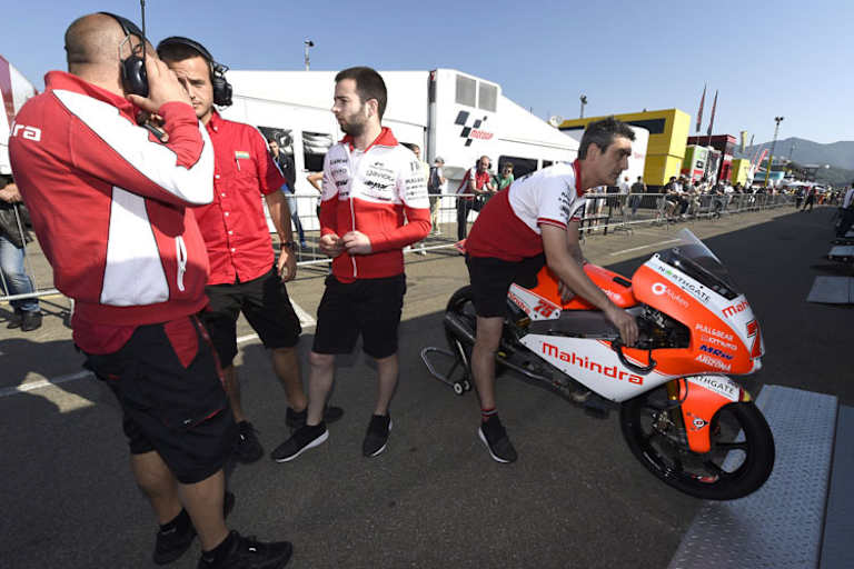 Davide Borghesi mit Mahindra-Motorrad