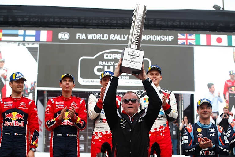 Tommi Mäkinen freut sich über den 52. Toyota-Sieg