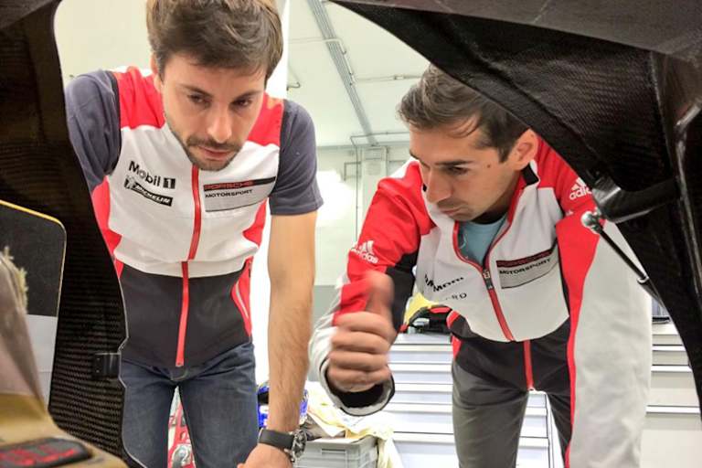 Fred Makowiecki bekommt eine Einweisung von Neel Jani