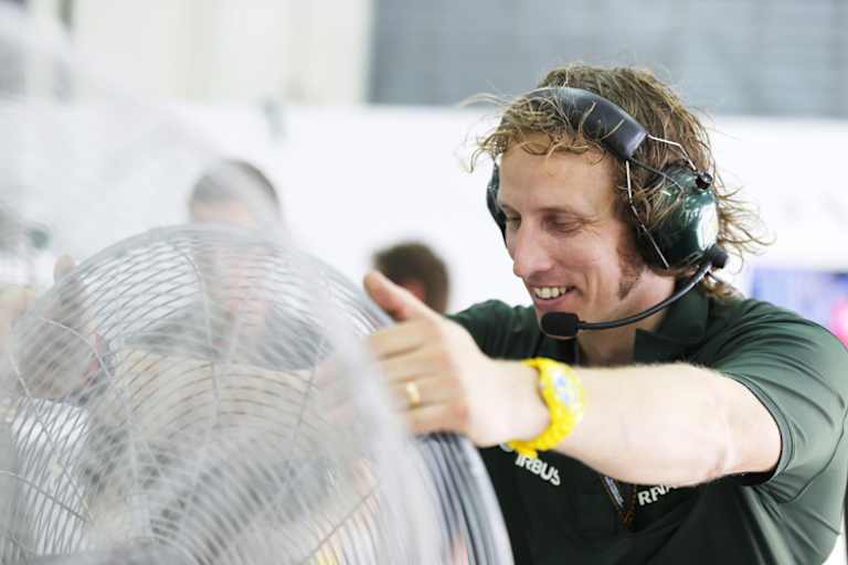 Typisch Malaysia: Auch die Mechaniker suchen überall nach etwas Abkühlung