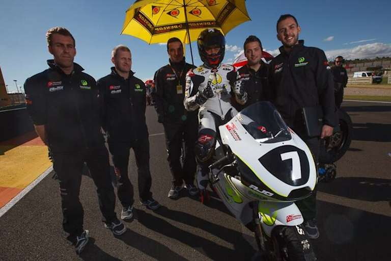 Aizat Malik mit dem Ajo-Team