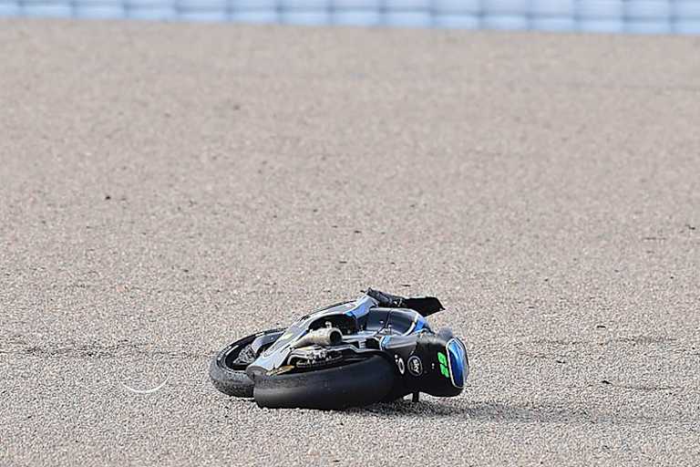 In Valencia stürzte Stefano Manzi, sein Knie macht ihm nun doch mehr Probleme als zunächst angenommen