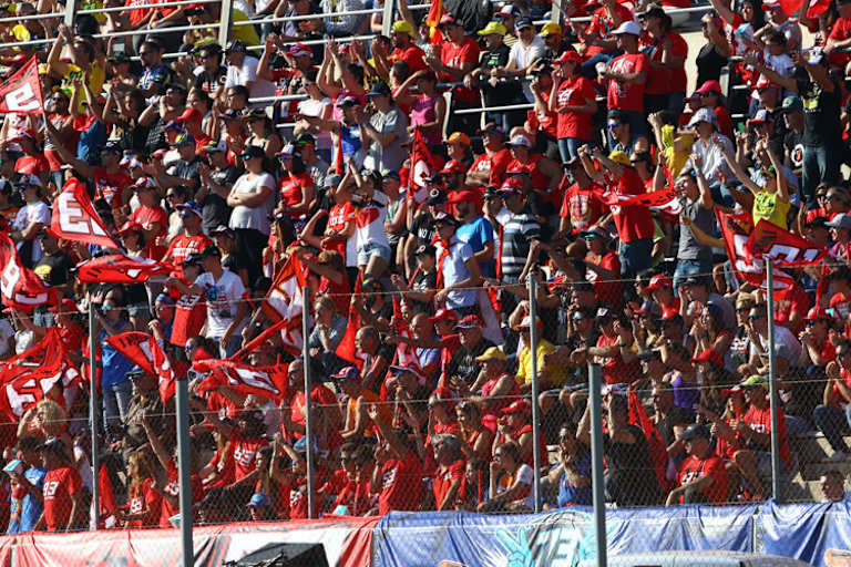 Die Márquez-Fans in Valencia: Marc braucht einen neuen Merchandising-Partner