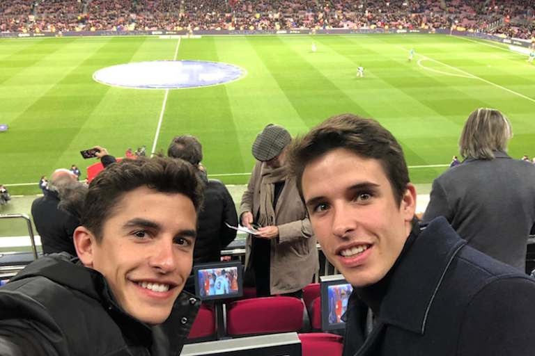 Die Wartezeit bis zur ersten Ausfahrt nach der OP vertrieb sich Márquez auch im FC-Barcelona-Stadion Camp Nou