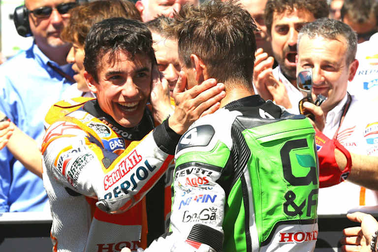 Im Parc Fermé von Le Mans: Marc Márquez und Alvaro Bautista freuen sich