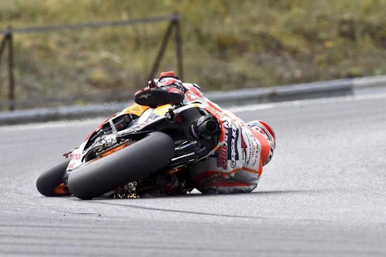 Übermenschlich? Márquez fing diesen Beinahe-Sturz noch ab!