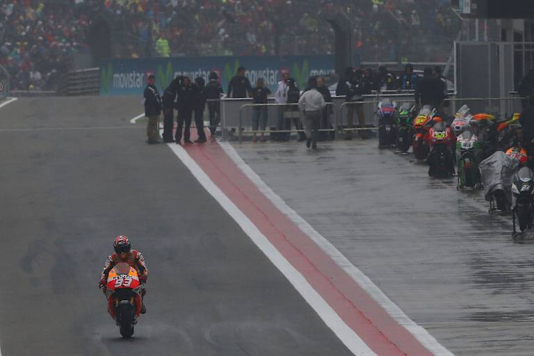 Erst nach dem Crash schwang sich Márquez auf das zweite Bike mit Regenreifen