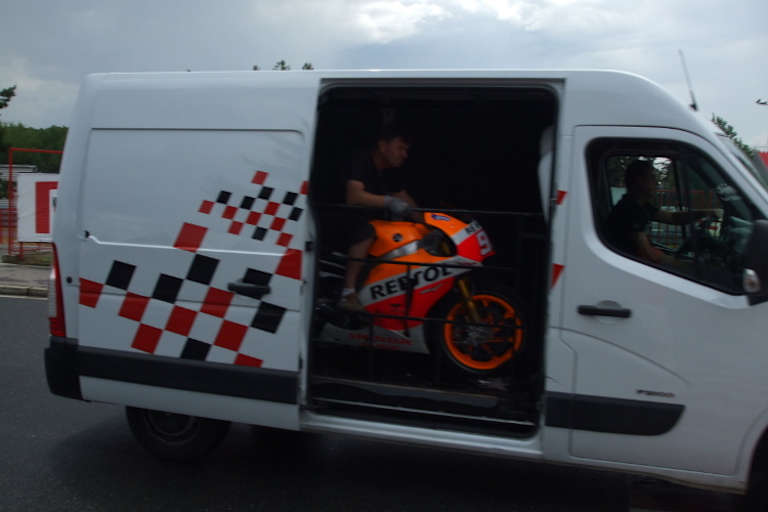 Nach dem Sturz: Die Maschine von Márquez wird wieder in die Box gebracht