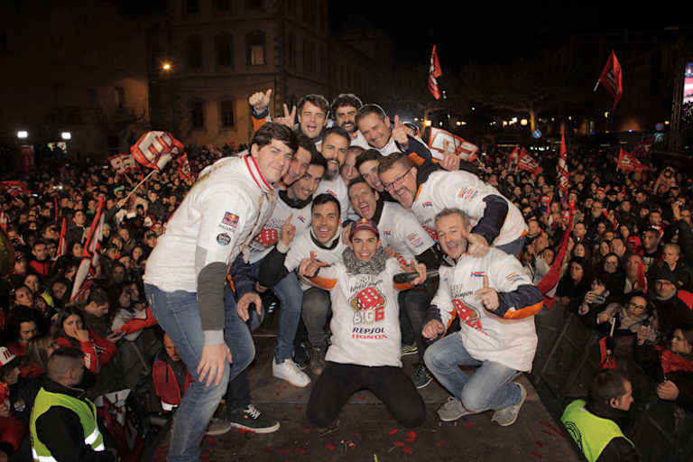 Márquez mit Team und Familie