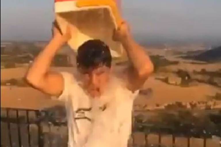 Marc Márquez schüttet sich eine ganze Kühlbox mit Eiswasser über den Kopf