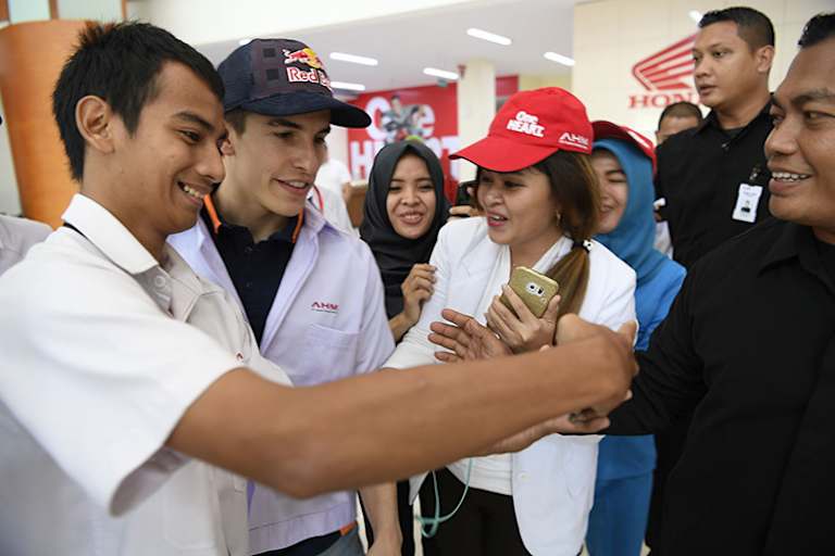 Auch für Selfies mit den Honda-Mitarbeitern nahm sich Weltmeister Márquez Zeit