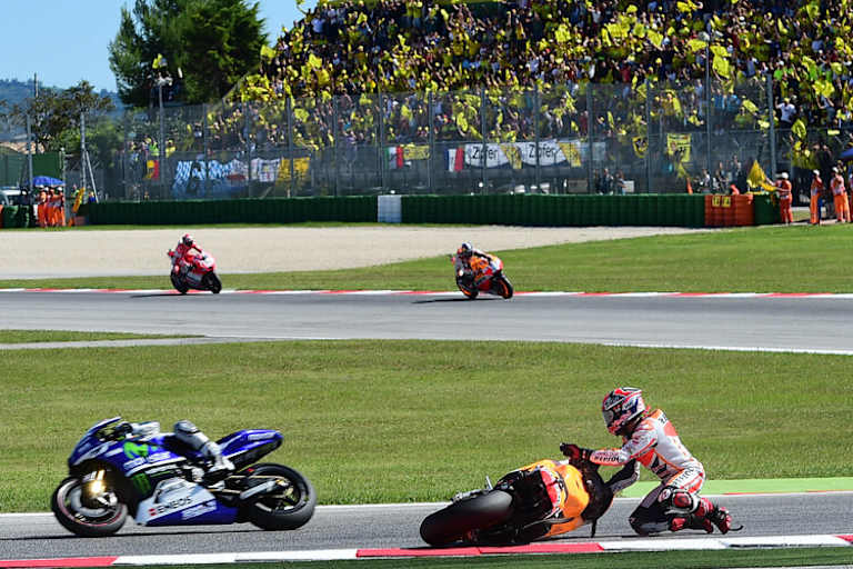 Nach seinem Sturz eilte er dem Feld hinterher