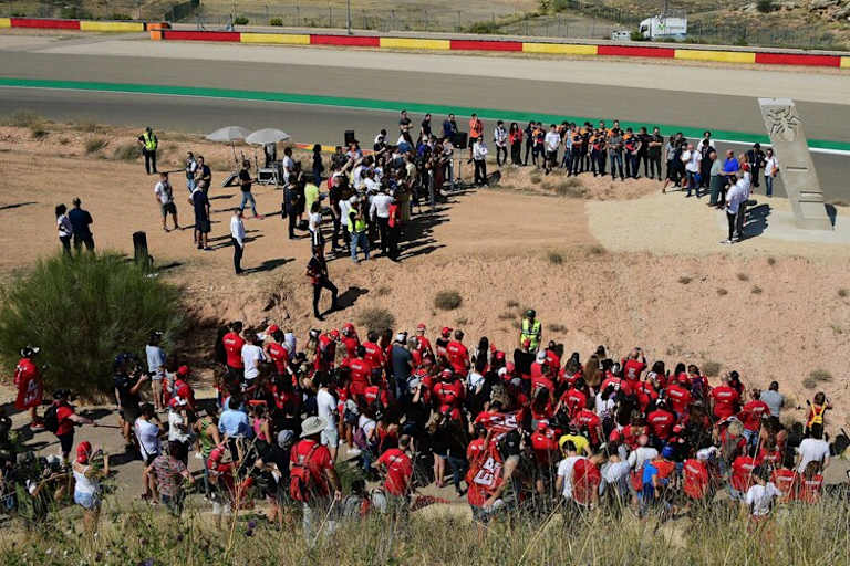 Fans bejubeln die Umbenennung der Kurve 10 in «Marc Márquez Corner»
