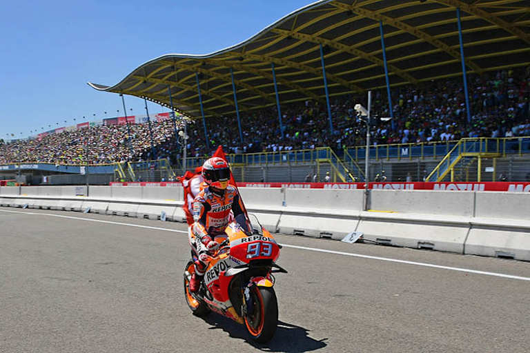 Sieger Marc Márquez kommt zurück in die Boxengasse