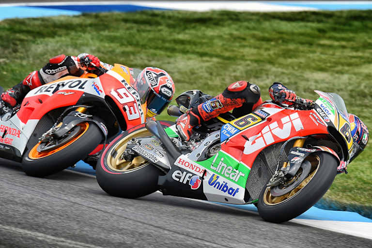 Haarsträubende Action: Stefan Bradl steht quer, dahinter Marc Márquez