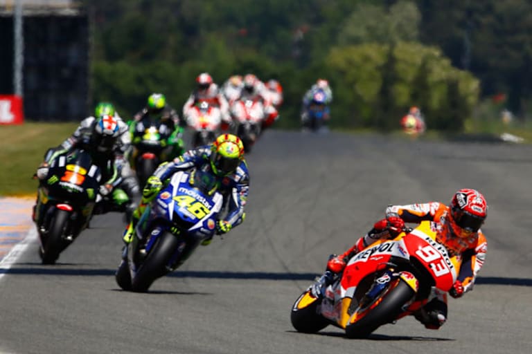 Le-Mans-GP 2015: Sieger Jorge Lorenzo ist enteilt, Marc Márquez (93) wird von Rossi angegriffen und landet nur auf Rang 4