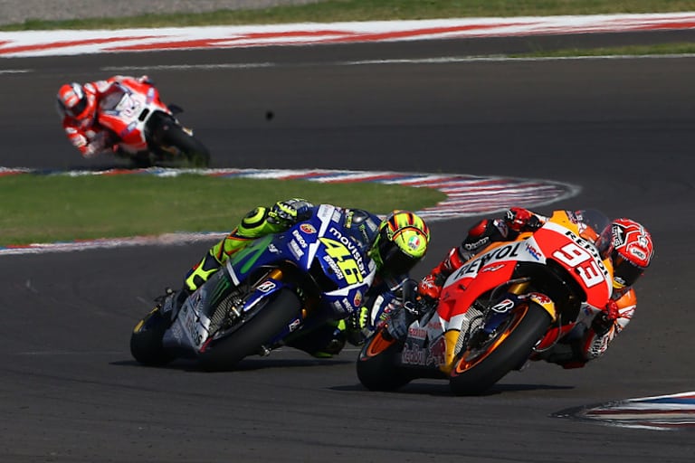 Das grosse Duell in Las Termas: Marc Márquez (93) wehrt sich gegen Rossi