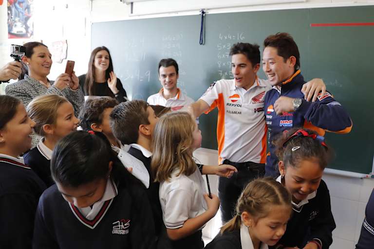 Márquez und Pedrosa im Klassenzimmer einer Grundschule in Madrid