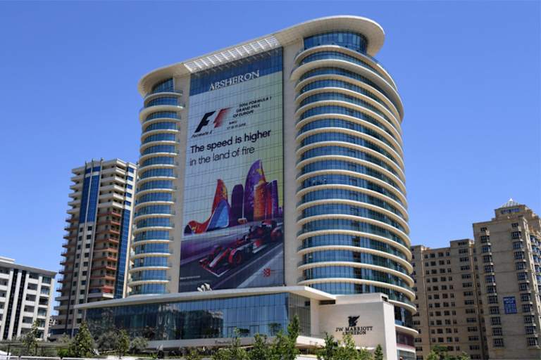 Am Marriott-Hotel prangt das Motto des Rennens