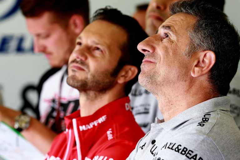 Gino Borsoi (rotes Hemd), rechts Teambesitzer Jorge Martinez