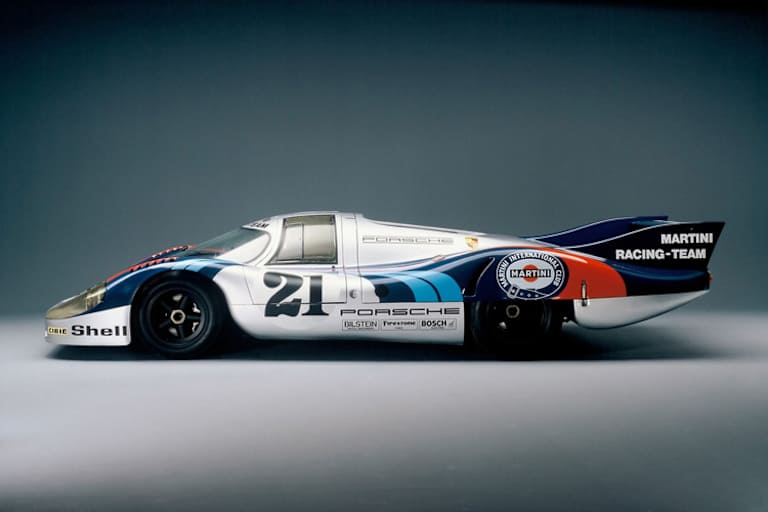 Der zeitlos elegante Langheck-Porsche 917 in Martini-Farben