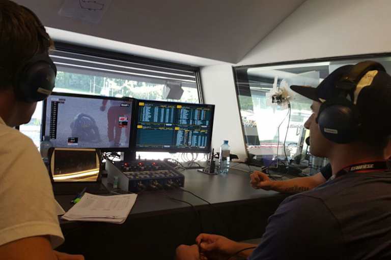 Matthias Mayer schaut sich den Sturz von Jack Miller mit dem Eurosport-Team an