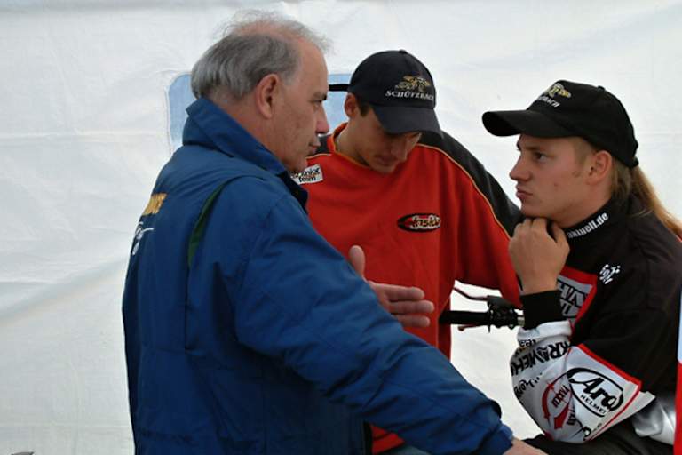 Ivan Mauger (li.) 2002 beim GP in Parchim mit Sirg Schützbach und dessen Bruder, SPEEDWEEK-Redakteur Ivo Schützbach (re.)