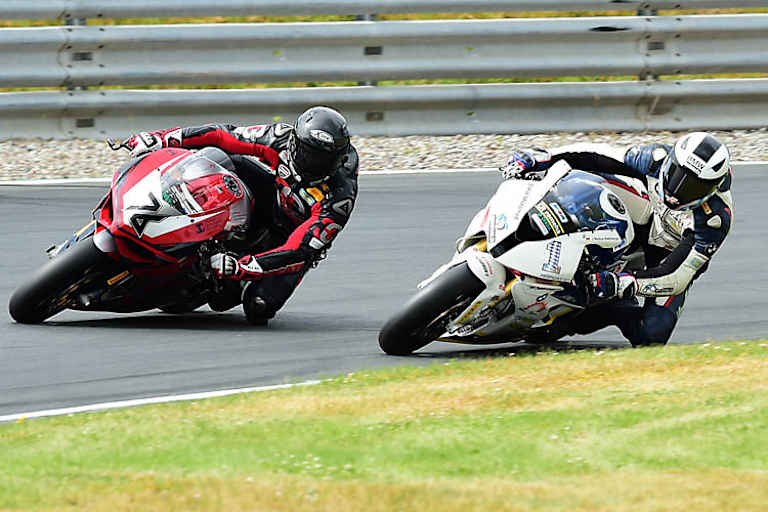 Markus Reiterberger (1) in der IDM Superbike gegen Max Neukirchner