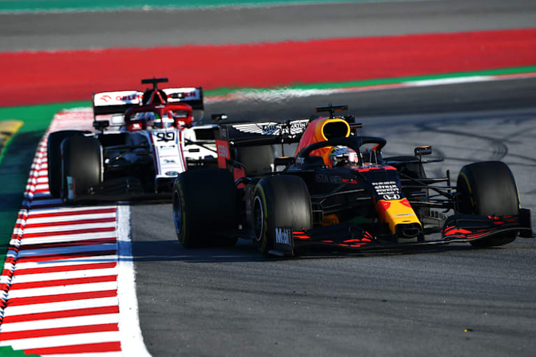 Verstappen auf der Bahn, hier vor Antonio Giovinazzi (Alfa Romeo-Sauber)