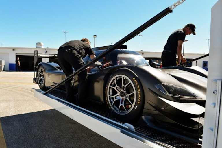 Der Mazda DPi wird aus dem Trailer gelassen