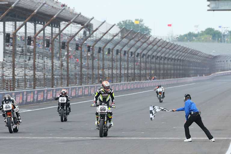 Indy 2014: Jeremy McWilliams (99) gewinnt mit der 1200er-Harley