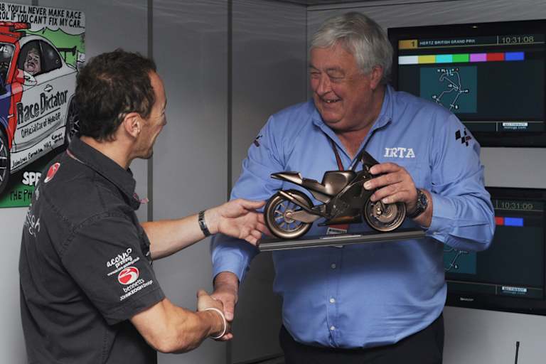 «Oldie of the Year»: Jeremy McWilliams mit Mike Trimby