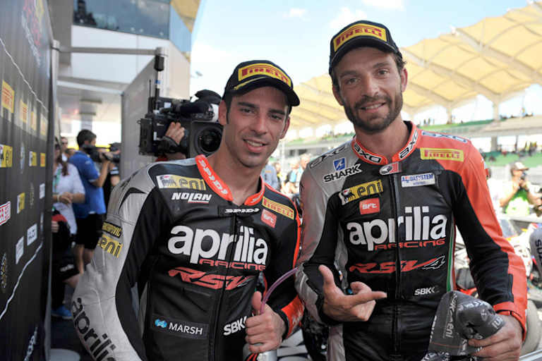 Jubel bei Aprilia: Marco Melandri (li.) und Sylvain Guintoli holten zwei Doppelsiege