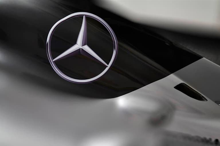 Viel ist noch nicht zu erkennen auf dem ersten öffentlichen Bild des neuen Silberpfeils