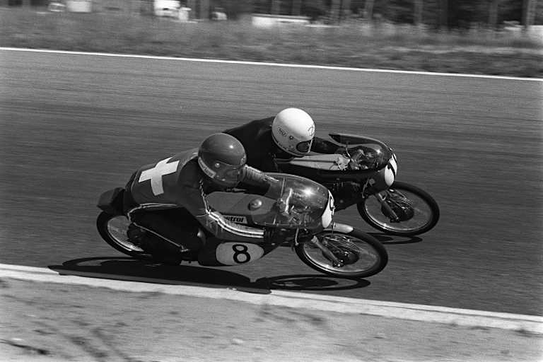 Metzeler Kalender 2019: Klassicher Rennsport der 60er und 70er Jahre, fotografiert in Schwarz/Weiss