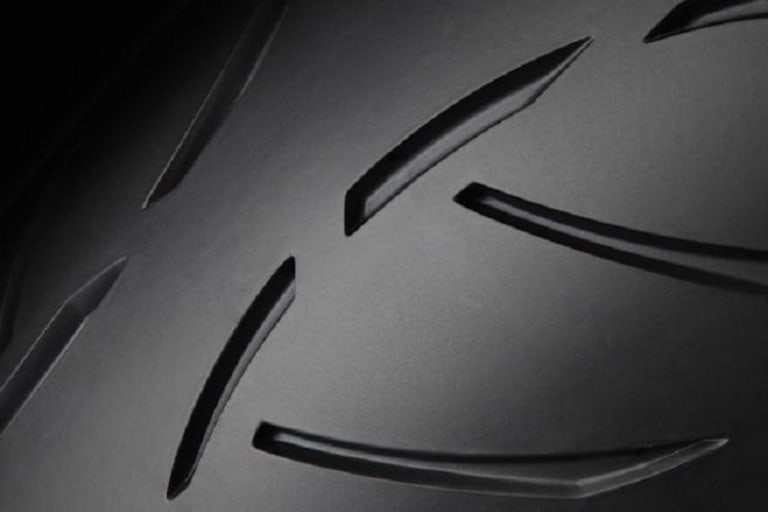 Warum man einen Strassenreifen auf eine Reise-Enduro montieren soll? Weil ein Strassenreifen auf der Strasse einfach besser ist!