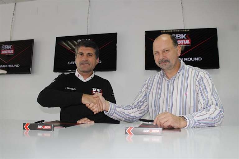 Dorna-Manager Gregorio Lavilla (li.) mit Oschersleben Geschäftsführer Ralph Bohnhorst