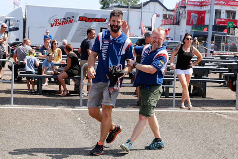 Leichte Schläge auf den Hinterkopf von Daemen (li.) 